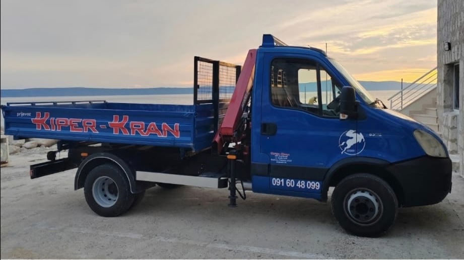 Kamion kiper s kranom Makarska